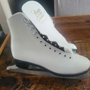 Lange Women's White Figure Skates size 6 NWOT